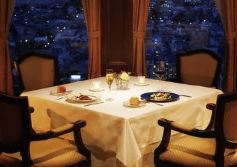 ホテルオークラ京都直営のフレンチレストラン、最上階からの眺望、重厚な店内で豪華な空間を提供


