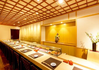 地下1階というロケーションをいかし「大人の隠れ家」をイメージした店内で、厳選された一流の素材を使った正統派の江戸前寿司をご堪能いただけます。
