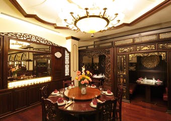 1920年代、フランス租界時代の上海邸宅をモチーフに造られた「老上海」がコンセプト。旧き良き時代の上海の雰囲気を料理と一緒に堪能出来るお店。