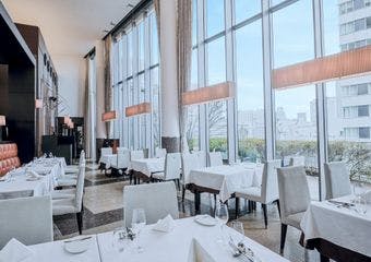 都心にありながらも落ち着いた空間を実現した、アルモニーアンブラッセ大阪の10階に位置するレストラン「レヨン」。