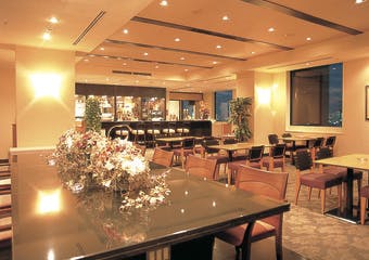 国技館や江戸東京博物館に隣接する東京スカイツリーフレンドシップホテルの25階。東京スカイツリー（R）のライティングを間近に眺められる席も。