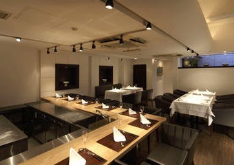隠れ家的で、静かで落ち着いたレストランです。
接待や会食など女性に人気です。ワインも充実しています。
HP http.//www.sotto-larco.jp