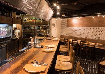 都会のポルトガルワイン酒場として2007年にオープン。木のぬくもりあふれる店内でカジュアルに本場の味をどうぞ。