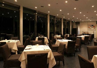 東京国立近代美術館内にあるフランス料理レストラン ラー・エ・ミクニ。緑豊かな皇居を望むダイニングで、“料理というアート”を感じてください。