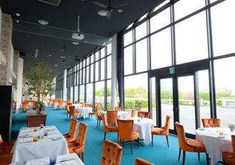 パシフィコ横浜展示ホール2階海側にあるイタリアンレストラン。
一面、ガラス張りの店内となっております。