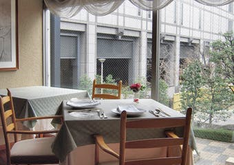 河原町御池、京都ホテルオークラの東隣に位置する大人の隠れ家的な空間。リーズナブルに、洗練されたハイレベルな仏料理を提供するプチメゾンです。