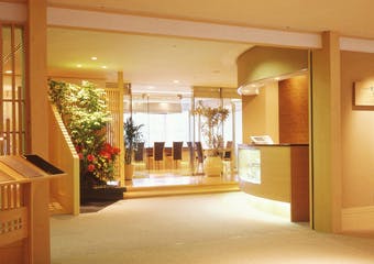 東京ドームホテルのワンフロアを使用した都内最大級の和食店。店内は会席の個室、和食ダイニング、鉄板焼、天婦羅、寿司のエリアに分かれています。