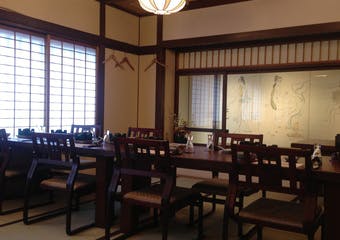 河原町ほど近い一軒家の京町家にて、お気軽なおばんざいから本格京料理コースまで皆様でお楽しみ頂けます。