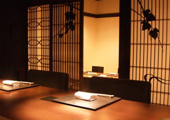 店名でもある「座屋」とは「ゆっくりしていって！」という方言。日本料理ならではの、旬をとらえた月替りの料理を是非ご賞味下さい。