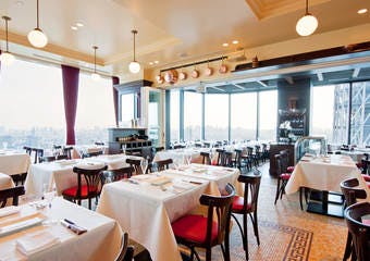 東京ソラマチ（R）30Fのレストラン「ブラッスリーオザミ」。東京スカイツリー（R）と都心の夜景の両方を望みながらお食事をお楽しみください。