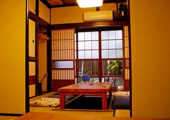 風情ある一軒家で坪庭を眺めつつ、季節を感じる日本料理をお召し上がりいただける月島の和食 いし津。