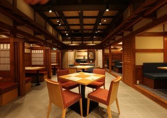 創業160年の歴史を持つ城崎旅館西村屋の雰囲気をそのままに店内はまるで昭和レトロを思わせる趣…ゆったりした空間で四季の旬彩をお楽しみください。