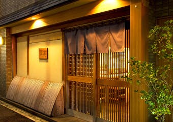 月島の一角に佇む粋な日本料理店「草庵」。ふぐ・すっぽんなど、ここでしか味わうことのできない日本料理をお楽しみください。