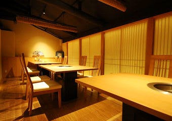 京都祇園の風情に包まれた、大人の隠れ家で贅沢な時間を。A5ランクの中でも圧倒的な旨み・甘みを持ち合わせた、厳選されたお肉を使用した焼肉店。