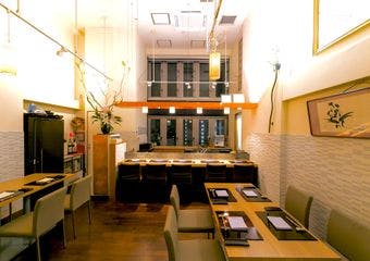 5メーター近い天井、白を基調としたラグジュアリーな空間で日本料理をお楽しみいただけます。わるつ自慢の料理で日本の「今」を感じてください。