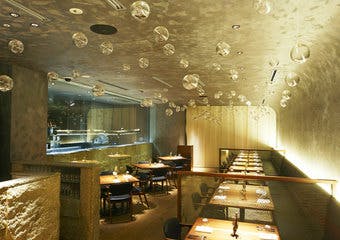 神戸北野ホテル総料理長・山口 浩が手がけるレストラン。“唯一無二のレストラン”での時間と空間をお楽しみください。