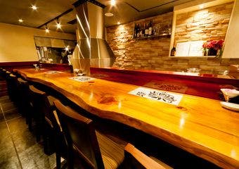 「創作串揚げとワイン 北新地 串柾」は、一流店や老舗が軒を連ねる大阪北新地でも、本格的な創作串揚げをリーズナブルに味わえる人気店。