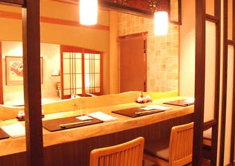 産地直送の朝穫れ鮮魚や野菜等…。春夏秋冬を味わう日本料理。暖簾をくぐり、店に入れば旅館とも思える空間が広がり、女将の笑顔でお出迎えします。