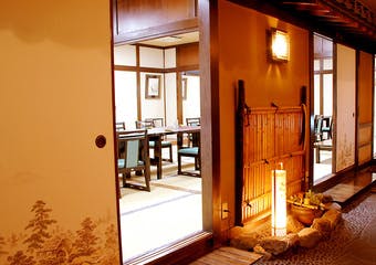 東京下町、創業明治22年の老舗割烹料理店。個室座敷で味わう江戸前懐石料理。ゆっくりとした至福のひと時をお楽しみください。