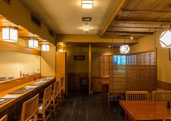 110年以上前に赤坂の鮮魚店として始まった赤坂 ととや魚新。伝統的日本料理と、独自の創作を織り交ぜた料理の数々をお楽しみください。