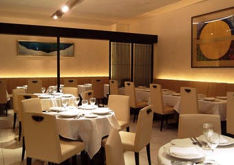 厳選したこだわりの素材を使ったインド5ツ星ホテル出身のシェフが作るインド料理、ソムリエの店長をはじめスタッフのサービスも安心です。