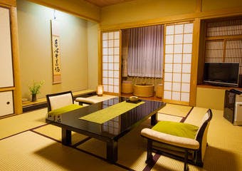 京懐石と京風情が心ゆくまで味わえる料理旅館。周辺は京都らしい雰囲気に溢れています。京の雅と華のある料理を是非ご堪能ください。