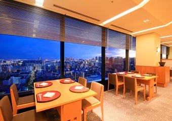 ホテル最上階の日本料理レストラン。大きな窓からは東京の景色を眺めることができます。料理人の技と心で仕上げた四季折々の美味をお楽しみください。