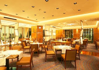 「神山の森」にあるスペシャリティーレストランが贈るアフタヌーンティー。
シェフの独創性あふれる新感覚スイーツをお楽しみください。
