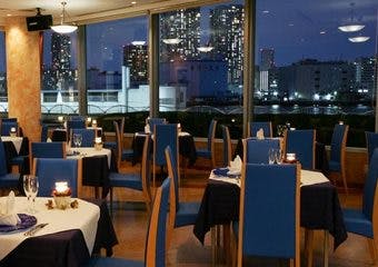海が見えるレストラン「サルーテ竹芝」。東京湾を臨みながら、シーフードイタリアンをご堪能ください。
