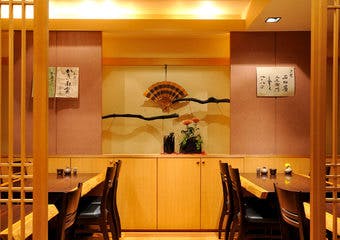 こだわり抜いた日本酒が呑める和食店「観世水」。本館・別館とお客様の用途に合わせて様々なお席・お部屋をご用意しております。