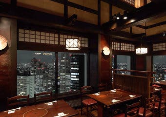 新宿駅から徒歩5分。新宿野村ビル49階と50階、地上200メートルの高層ビル群の夜景を見ながら本格的な土佐料理がお楽しみいただけます。