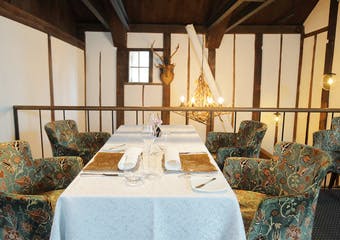 レトロで風情ある四間道エリアに約270年前の蔵を再生しオープンしたフランス料理店。情感と温もりを感じる空間で至福のひと時をお過ごしください。