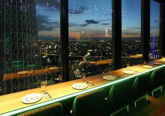 地上150mから東京スカイツリー（R）を望める迫力溢れるラウンジ。東京ソラマチ（R）の最上階から東京の夜景を一望できます。