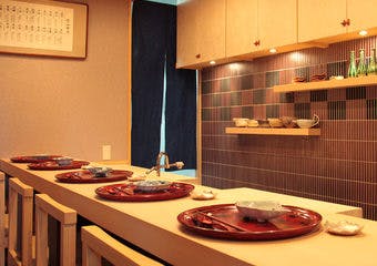 ミシュラン一つ星料理長が神楽坂兵庫横丁の一番奥に構える日本料理店。密談やご接待など、お客様が大切な時間を過ごせる隠れ家であればと願います。