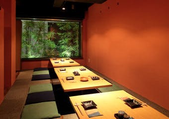 東京・神田に佇む寛ぎの和空間「朝日夜～asahiya～」旬の食材に彩られた料理と美酒を、心ゆくまでお愉しみください。