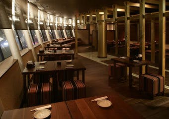 オーシャンビレッジを思わせる、魅力的な最上階の夜。こだわりの洋食と夜景を味わえる「龍宮城」をモチーフにした居酒屋です。