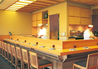 35階の眺めの中で、江戸前の伝統と今を共存させた粋で華やかな寿司をご賞味ください。