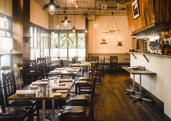 二子玉川駅からほど近くに佇む、アンティークレンガ調の一軒家レストラン。木の温もりあふれる店内で、繊細かつナチュラルな料理をお楽しみ下さい。