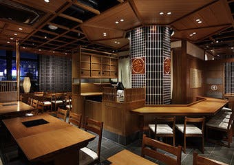 明治42年創業三重県の老舗が、東京丸の内KITTE5階に出店。極上の伊勢牛を豚捨自慢の食べ方で。