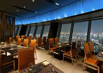 東京スカイツリー天望デッキフロア345から東京を一望出来る展望レストラン。フレンチをベースに和のテイストを加えた独創的なお料理をどうぞ。