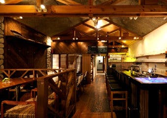青葉台駅からほど近くに位置する一軒家のビアレストラン。お客様が自宅に帰ってきたような雰囲気で寛げる空間をご提供致します。