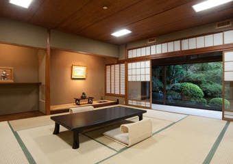 伝統ある京料理を四季を感じる庭を眺めながら、数寄屋造り、民芸造りのお部屋でゆっくりとご賞味いただけます。