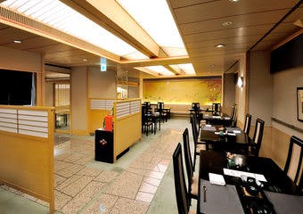 独創性溢れる日本料理と着物女性スタッフによるきめ細やかなサービス。カウンター席やテーブル席で本格的な日本料理をごゆっくりとお楽しみください。