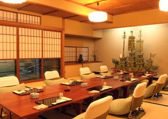 神楽坂「幸本」では、旬、なごりの御料理を最高のタイミングで召し上っていただき、安らぎのひと時をお過ごし頂けます。
