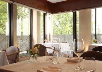 イタリアで修業を重ねたシェフの繊細な料理とソムリエ厳選のワインを楽しめる。2階はカウンターとテーブル席、3階は個室もあり接待・会食に利用可。
