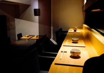 日本の「器」×「厳選食材」×「お酒」×「御料理」

そして「どこにもない日本料理」を大阪で。
完全予約制の「大人の隠れ家」でお楽しみ下さい。