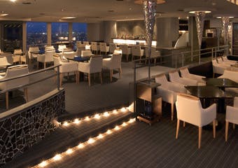 ホテル最上階に位置するバーラウンジ。日本新三大夜景に選ばれた札幌の夜景を東西に望め、スタンダードカクテルなどをご提供いたします