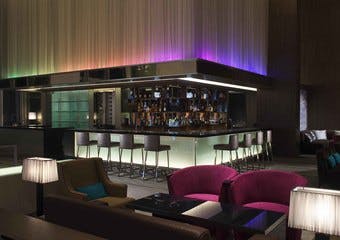 ホテル19階フロントロビーに位置するバーでは、多彩なニーズにお応えできるよう軽食やアルコールなど様々なアイテムをご用意しております