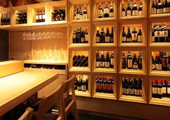 “焼き鳥×ワインを極める”職人が手掛ける極上の串と鶏料理を、ソムリエが厳選した世界のワインと共にご堪能ください。