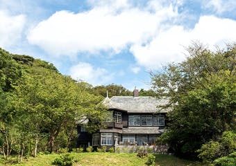 鎌倉三大洋館のひとつ、100年の歴史をもつ「古我邸」。
鎌倉の緑豊かな自然と共に寛ぎのひとときをお楽しみ下さい。